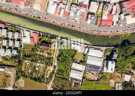 Veduta aerea della città di Poli con edifici e fattorie Foto Stock