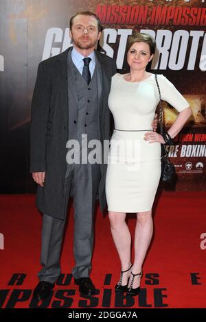 Simon Pegg e la moglie Maureen McCann arrivano alla prima britannica del Mission Impossible Ghost Protocol, il BFI IMAX, Waterloo, Londra. Foto Stock