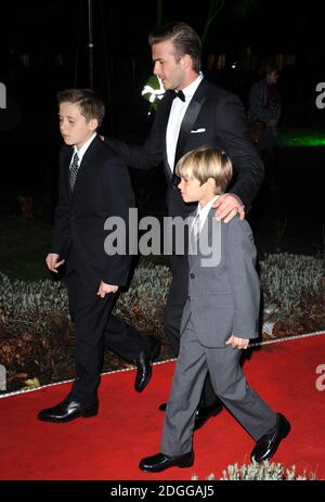 David Beckham con i figli Brooklyn e Romeo che arrivano al Sun Military Awards 2011, conosciuto anche come The Millies, l'Imperial War Museum di Londra. Foto Stock