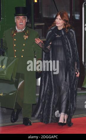 Florence Welch of Florence and the Machine apre la vendita invernale di Harrods, Knightsbridge, Londra. Foto Stock