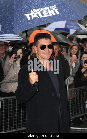 Simon Cowell arriva alle prime audizioni a Manchester per Britains ha ottenuto il talento Foto Stock