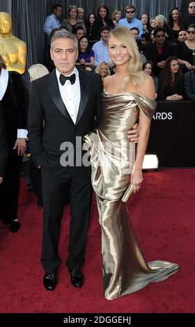 George Clooney e Stacy Keibler arrivano per l'84th Academy Awards al Kodak Theatre di Los Angeles. Foto Stock