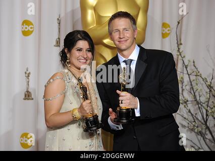 I registi Sharmeen Obaid-Chinoy e Daniel Junge si mettono in posa nella sala stampa all'84th Annual Academy Awards tenutosi presso l'Hollywood & Highland Center il 26 febbraio 2012 a Hollywood, California. Foto Stock