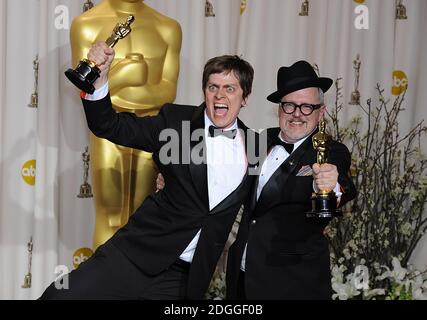 William Joyce e Brandon Oldenburg con il premio Best animated Short Film, ricevuto per i fantastici Flying Books di MR Morris Lessmore, all'84th Academy Awards al Kodak Theatre di Los Angeles. Foto Stock