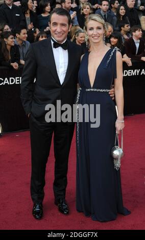 Jean Dujardin e la moglie arrivano per l'84th Academy Awards al Kodak Theatre di Los Angeles. Foto Stock