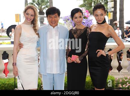 Laura Weissbecker, Jackie Chan, Yao Xingtong e Zhang Nan Xin promuovono lo zodiaco cinese al Carlton Hotel di Cannes. Parte del sessantacinquesimo Festival di Cannes. Foto Stock