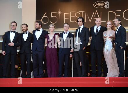 Gli attori Shia LaBeouf, Jessica Chastain, il regista John Hillcoat e gli attori Tom Hardy, mia Wasikowska, Guy Pearce e Dane DeHaan arrivano al Gala Screening di Lawless al Palais de Festival, parte del sessantacinquesimo Festival di Cannes. Foto Stock