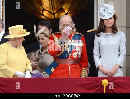 (Da sinistra a destra) la regina Elisabetta, la contessa di Sophie di Wessex, il principe Filippo Duca di Edimburgo, Lady Louise Windsor, Catherine Duchessa di Cambridge guardando un pass aereo dell'Aeronautica reale con la famiglia dal balcone di Buckingham Palace dopo la sfilata Trooping the Color alla Horse Guards Parade di Londra Foto Stock