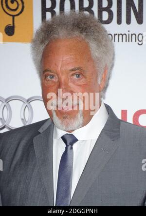 Sir Tom Jones arriva al Nordoff Robbins Silver Clef Awards 2012, Hilton Hotel, Park Lane, Londra. Foto Stock