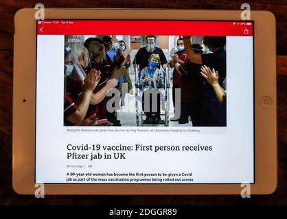 Londra, Regno Unito. 8 Dic 2020. Foto scattata l'8 dicembre 2020 mostra una tavoletta che mostra le notizie TV di Margaret Keenan che è applaudito dopo aver ricevuto un'iniezione di vaccino COVID-19 all'ospedale universitario di Coventry a Londra, Gran Bretagna. La Gran Bretagna ha iniziato martedì il suo programma di vaccinazione su larga scala COVID-19, circa una settimana dopo che è diventato il primo paese occidentale a greenlight un vaccino COVID-19. Margaret Keenan, un impiegato di 90 anni in pensione dell'Irlanda del Nord, è stato il primo a ottenere una dose, e il processo è stato attentamente osservato in tutto il mondo. Credit: Han Yan/Xinhua/Alamy Live News Foto Stock