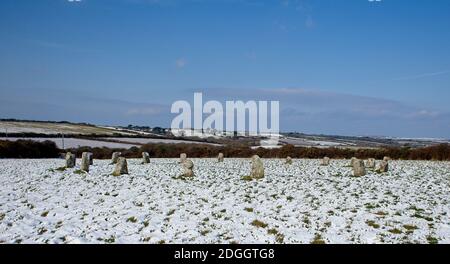 Una leggera spolverazione di neve sulle Merry Maidens, un cerchio di pietra neolitico nella Cornovaglia occidentale, Inghilterra, Regno Unito. Foto Stock