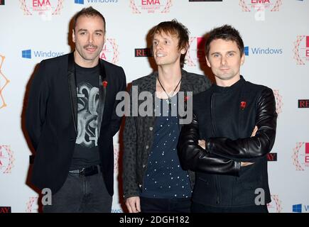 Christopher Wolstenholme, Dominic Howard e Matthew Bellamy di Muse in arrivo per il 2012 MTV Europe Music Awards al Festhalle Frankfurt, Germania. Foto Stock