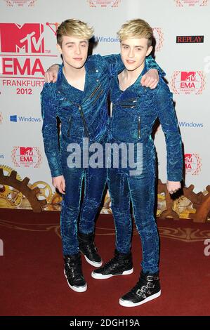 Jedward aka John ed Edward Grimes arrivano per il 2012 MTV Europe Music Awards al Festhalle Frankfurt, Germania. Foto Stock