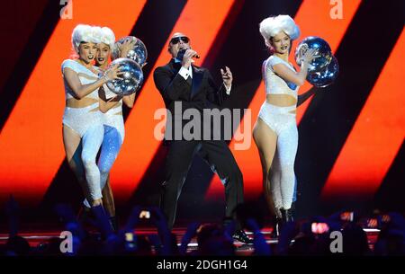 Pitbull in scena durante i MTV Europe Music Awards 2012 alla Festhalle Frankfurt, Germania. Foto Stock