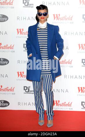 Rihanna accende le luci di Natale al Westfield Shopping Centre, Stratford, Londra. Foto Stock