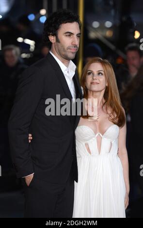 Sacha Baron Cohen e Isla Fisher arrivano alla prima mondiale di Les Miserables, Leicester Square, Londra. Foto Stock