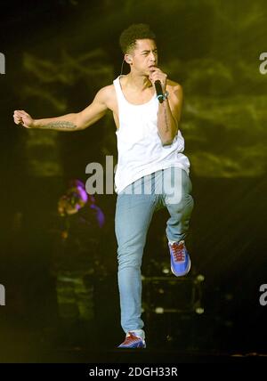 Jordan Stephens di Rizzle Kicks sul palco durante la FM Jingle Bell Ball della O2 Arena, Londra, nel 2012. Foto Stock