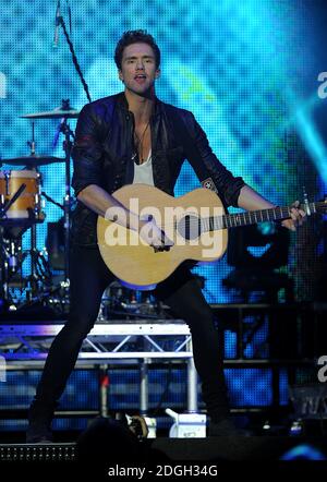 Andy Brown di Lawson sul palco durante il Capital FM Jingle Bell Ball 2012 presso la O2 Arena, Londra. Foto Stock