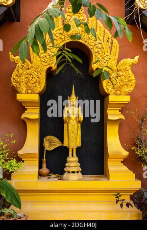 Statua del Buddha in piedi a Wat Phra That Doi Phra Chan Nel distretto di Mae Tha Foto Stock