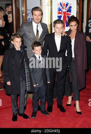 Romeo Beckham, David Beckham, Cruz Beckham, Brooklyn Beckham e Victoria Beckham arrivano alla prima mondiale di Viva Forever!, Piccadilly Theatre, Londra. Foto Stock