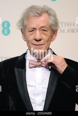 Il backstage di Sir Ian McKellen all'EE British Academy Film Awards 2013, The Royal Opera House, Londra. Foto Stock