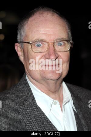 Jim Broadbent partecipa alla prima britannica di Cloud Atlas, il Curzon Mayfair Cinema, Londra. Foto Stock