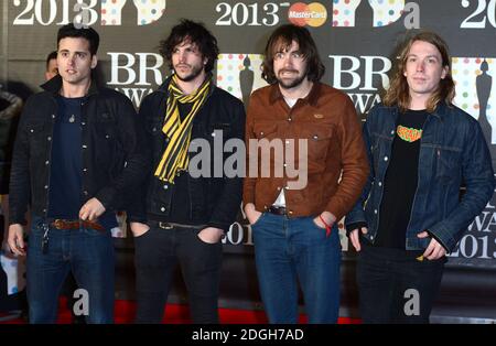 Arni Hjorvar, Pete Robertson, Justin Young e Freddie Cowan dei vaccini che arrivano al Brit Awards 2013, la O2 Arena, Londra. Foto Stock