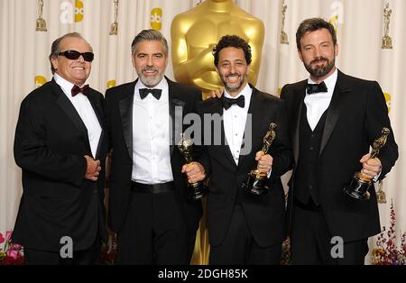 (Da sinistra a destra) George Clooney, Grant Heslov e ben Affleck con l'Oscar per la migliore immagine per Argo accanto a Jack Nicholson (all'estrema sinistra) all'85esimo Academy Awards al Dolby Theatre di Los Angeles. Foto Stock