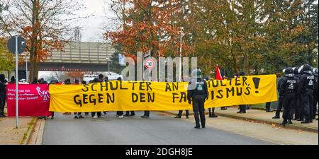 Braunschweig, Germania, 05 dicembre 2020: I dimostranti bloccano una strada per protestare contro il fascismo, la polizia in uniforme si trova di fronte ad essa. Foto Stock