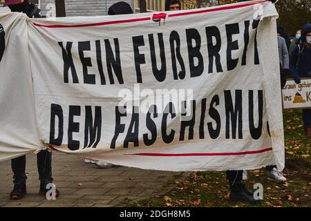 Braunschweig, Germania, 05 dicembre 2020: Manifesto con l'iscrizione tedesca: Nessun piede largo al fascismo, ad un blocco stradale per prevenire un evento da parte dei fascisti Foto Stock