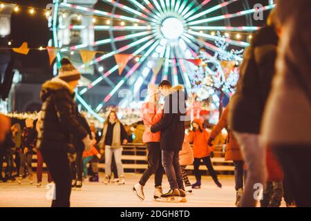 Coppia in amore. Personaggi romantici per la festa di San Valentino. Vero amore. Felice coppia divertirsi alla pista di pattinaggio in città alla vigilia Foto Stock