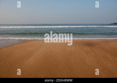 Goa, India - 11 novembre 2020, spiaggia di sabbia e onde oceaniche a Baga Beach in Goa India Foto Stock