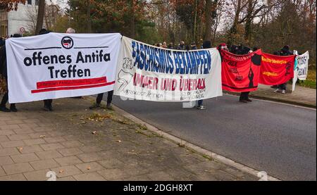 Braunschweig, Germania, 05 dicembre 2020: I dimostranti con bandiere diverse in lingua tedesca bloccano una strada per protestare contro il fascismo. Foto Stock