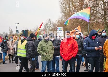 Braunschweig, Germania, 05 dicembre 2020: Manifestanti che indossano maschere facciali protestano contro l'incontro del partito AFD Foto Stock