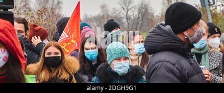 Braunschweig, Germania, 05 dicembre 2020: Giovani donne che indossano maschere per il viso in una manifestazione politica Foto Stock