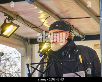 Braunschweig, Germania, 05 dicembre 2020: Anziano con barba bianca, cappuccio in maglia e occhiali parla sul palco durante una dimostrazione contro l'AF Foto Stock