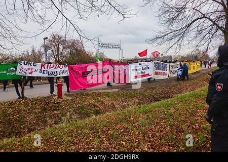 Braunschweig, Germania, 05 dicembre 2020: I dimostranti con bandiere diverse in lingua tedesca bloccano una strada per protestare contro il fascismo. Foto Stock