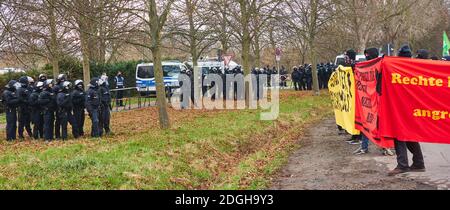 Braunschweig, Germania, 05 dicembre 2020: I dimostranti contro il partito AFD affrontano diversi blocchi di polizia armata in uniforme nera Foto Stock