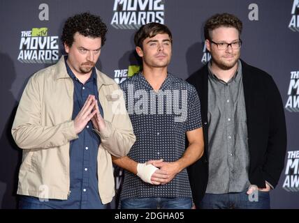Presentatori, da sinistra, Danny McBride, Zac Efron e Seth Rogen ai MTV Movie Awards 2013, Sony Pictures Studios, Culver City, Los Angeles. Foto Stock