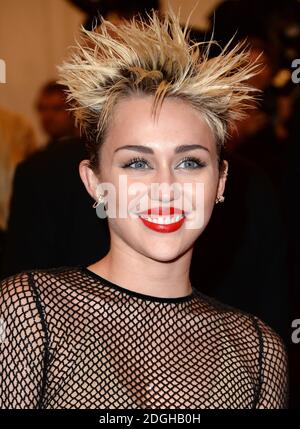 Miley Cyrus arriva al Costume Institute Benefit Gala al Metropolitan Museum of Art di New York, che celebra l'apertura di PUNK Chaos a Couture. Foto Stock