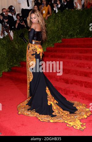 Beyonce Knowles arriva al Costume Institute Benefit Gala al Metropolitan Museum of Art di New York, che celebra l'apertura di PUNK Chaos a Couture. Foto Stock