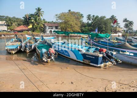 Goa, India - 11 novembre 2020, barca da pesca parcheggiata sulla spiaggia di Baga di Goa India Foto Stock