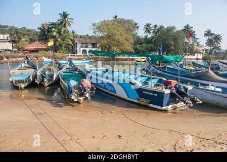 Goa, India - 11 novembre 2020, barca da pesca parcheggiata sulla spiaggia di Baga di Goa India Foto Stock