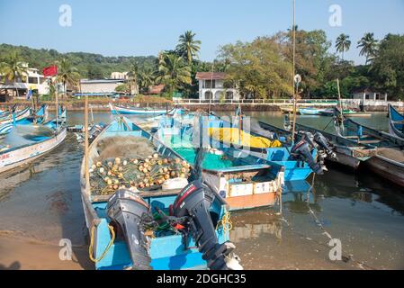 Goa, India - 11 novembre 2020, barca da pesca parcheggiata sulla spiaggia di Baga di Goa India Foto Stock