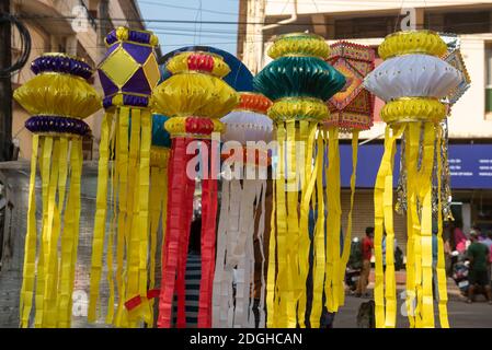 Goa, India - 11 novembre 2020, lanterne colorate e luminose appese in vendita al diwali Festival che sono utilizzati per decorare casa davanti a Diwali a un Mapus Foto Stock