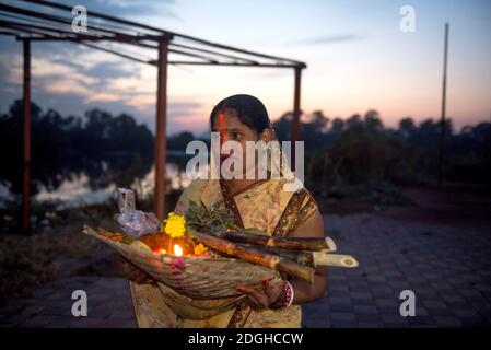 mumbai / India 20 novembre 2020 indù Bihari Devoto che offre preghiere al Dio Sole a casa durante Chhath Pooja festival a Mumbai Foto Stock