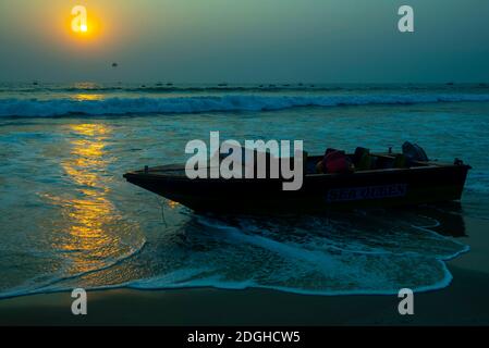 Goa/ India 09 novembre 2020 imbarcazione per sport acquatici parcheggiata costa in mare al tramonto sulla spiaggia di baga Foto Stock