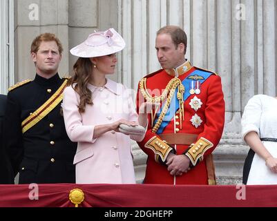 Il Principe Harry, la Duchessa di Cambridge e il Duca di Cambridge a Trooping the Color, The Mall, Londra. Foto Stock