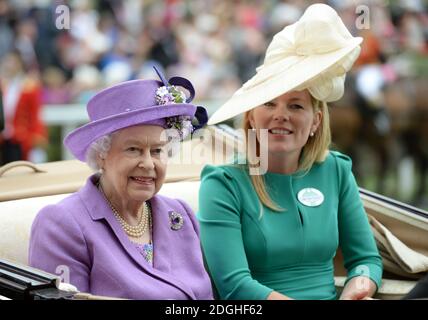 Sua Maestà la Regina Elisabetta II e l'autunno Phillips frequentano la Festa delle Signore al Royal Ascot 2013, Ascot Racecourse, Berkshire. Foto Stock