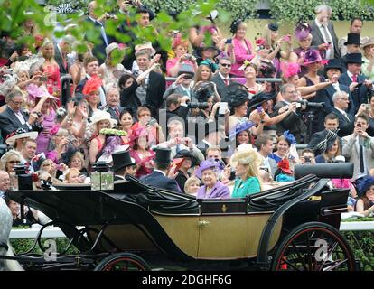 La Regina Elisabetta II e la Phillips d'autunno frequentano il Ladies Day al Royal Ascot 2013, Ascot Racecourse, Berkshire. Foto Stock